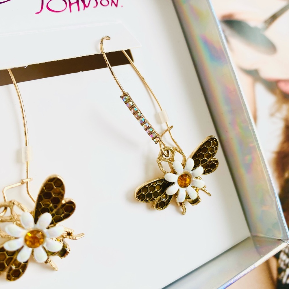 GORGEOUS Earring 🐝 ~ 🌸 - Picture 2 of 8